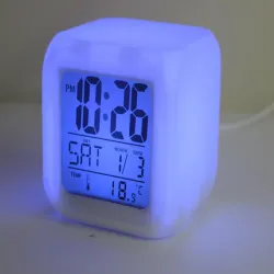 Budzik zegar z termometrem kameleon płynnie zmienia kolory RGB